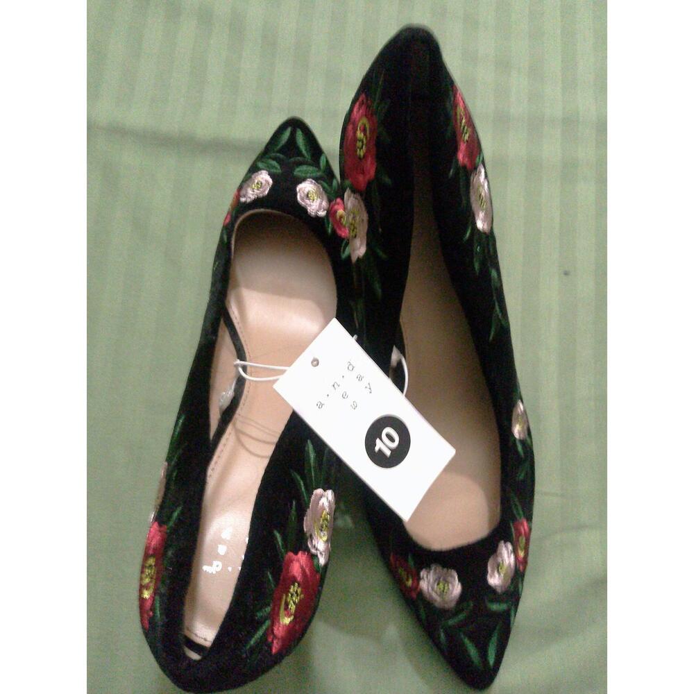 S4 - Elegant Floral Embroidered Black Heels - Size 10